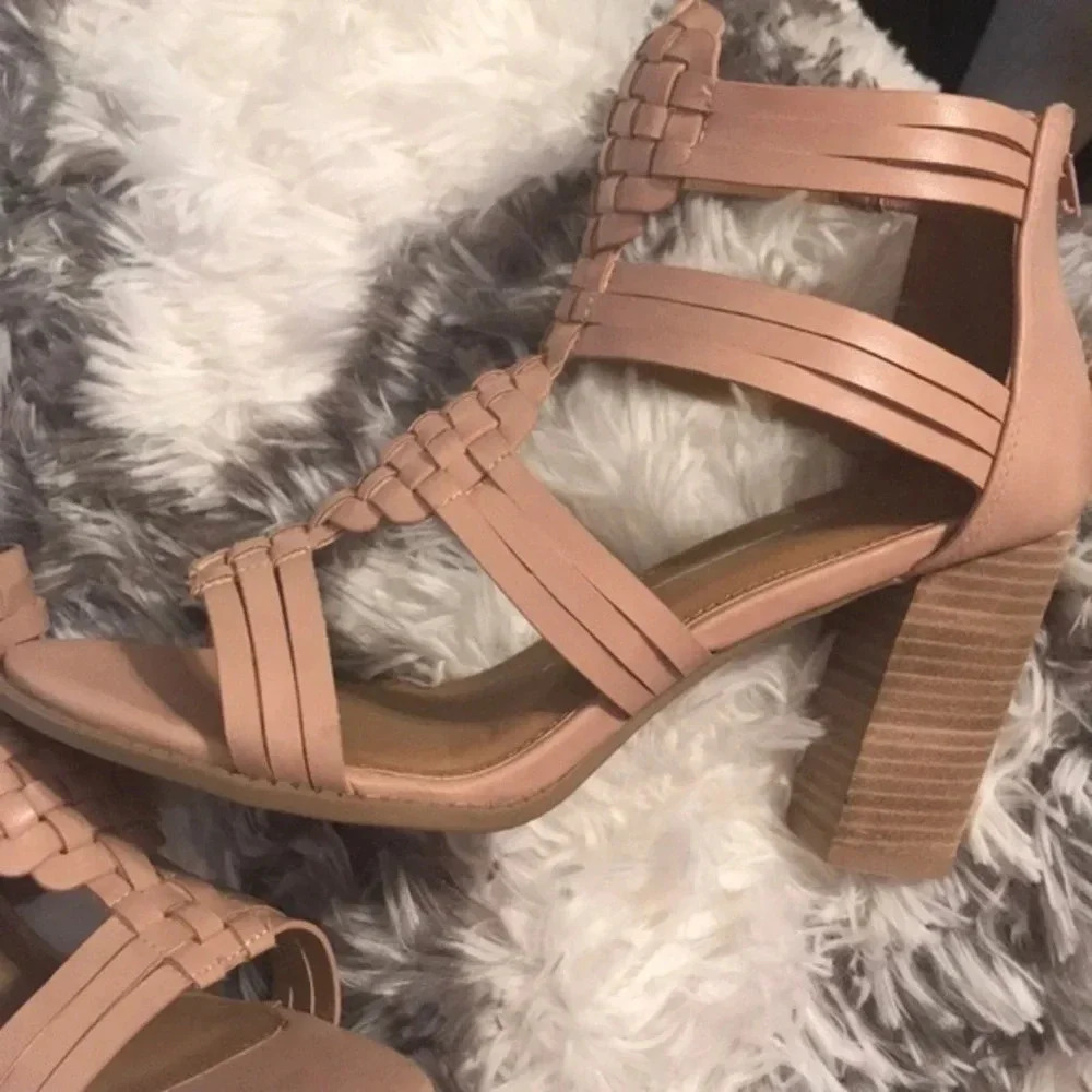 💝Sexy strappy sandals 💝 - Picture 1 of 6